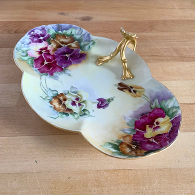 Antique Limoges scalloped oval shaped porcelain vanity tray, hand painted with colourful pansy flowers on a yellow/cream ground with an ornate gold gilt figural flower handle and rim. Crafted by WG & Co., France, 1891 - 1900. A stunning piece of porcelain from William Guerin and Company.  In excellent condition, no chips/cracks/repairs. Minor wear to the gold. Measures 10 3/4 x 7 x 3 inches