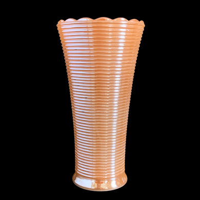 Striking vintage mid-century era Peach Lustre Laurel horizontal ribbed milk glass vase with scalloped edge. Crafted by Anchor Hocking, USA, 1952 - 1963. A beautiful vessel to enhance any floral bouquet.

In excellent condition, no chips.

Measures 3 7/8 x 7 1/4 inches
