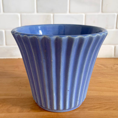 Vintage periwinkle blue fluted No. 8 jardiniere. Crafted by McCoy Pottery, 1930s. A rare piece in a hard-to-find colour. A must have for any art pottery collector. a sweet piece for your favourite houseplant or succulent.

In excellent vintage condition, no chips/cracks/repairs.

Measures 6 x 5 inches