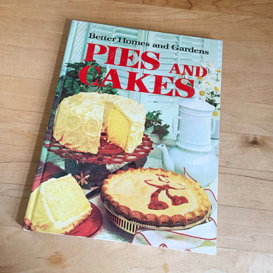 Better Homes and Gardens is known for its fabulous cookbooks. This hardcover cookbook focuses on its Pies and Cakes recipes. Its 90 pages are filled with amazing  recipes along with many colour photographs. Originally published by Meredith Corporation, USA, 1966. This is the fifth printing, 1968.   In great vintage condition with normal age-related yellowing.