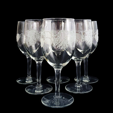 Set of six vintage wine glasses decorated with raised enamel pinecones frosted with a lovely sparkle. Crafted by Libbey St. Clair, USA, 1960s. The perfect stemware for your Christmas dinner or social event!

In excellent condition, free from chips/cracks.

Measures 2 5/8 x 6 7/8 inches

Capacity 8 ounces