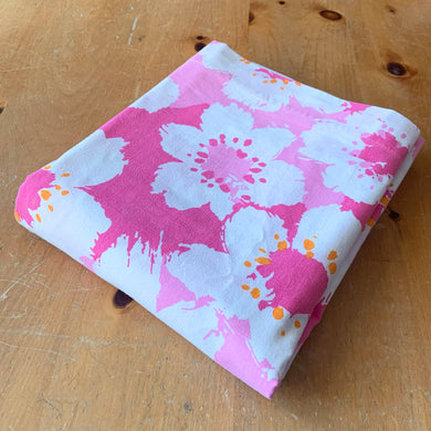 Lovely vintage pink floral Snowflower double full flat poly cotton bed sheet with orange details and finished with a plain edge. Crafted by Texmade, Canada, 1973 – 1977. A beautiful addition to your bedding collection, or repurpose for crafts, quilting or garment making.

In excellent vintage condition free from stains/tears. Original label present and colours are vivid and appears unused.

Flat sheet measures 80 x 98 inches