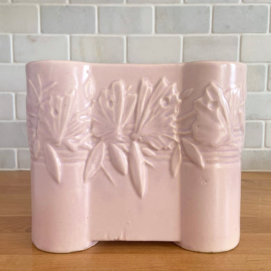 Vintage Art Deco matte pink Castle Gate Butterfly Line vase. Crafted by Nelson McCoy Pottery, early 1940s. This rare piece is must for any art pottery collector!

In as found condition, no chips/repairs, crack on one castle, see photos. Unmarked.

Measures 7 3/8 x 2 1/2 x 6 inches