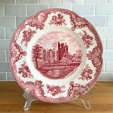 Vintage Old Britain Castles dinner plate with pink transferware pattern of a castle with serene surroundings and decorative floral border on a cream ground. Crafted by Johnson Bros., England, post-2003. These are modern replacement plates with the crown backstamp.

Measures 10 inches

In excellent condition, no chips, cracks or repairs.
