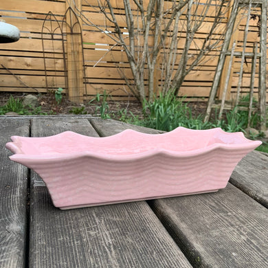 Vintage pink speckled rectangular ceramic Art Deco planter featuring a wave pattern and flared scalloped edge. Crafted by Hull Pottery, circa 1950s. In good vintage condition, chip to one of the points, no cracks. Measures 12 1/8 x 4 1/2 x 3 inches