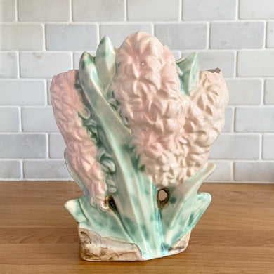 Rare vintage mid-century matte pink Hyacinth vase. Crafted by McCoy Pottery, USA, 1950. This stunning piece is must for any art pottery collector!

In excellent condition, no chips/cracks/repairs. Maker's mark.

Measures 6 1/2 x 4 x 8 inches