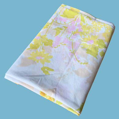 Vintage Miracale Shadow Flowers in the pink colourway, flat twin poly cotton sheet featuring a pattern of pastel florals. Crafted by Pacific Mills, USA, 1975. A beautiful addition to your bedding decor or repurpose for crafting.

In excellent vintage condition, no stains/tears.

Measures 72 x 94 inches