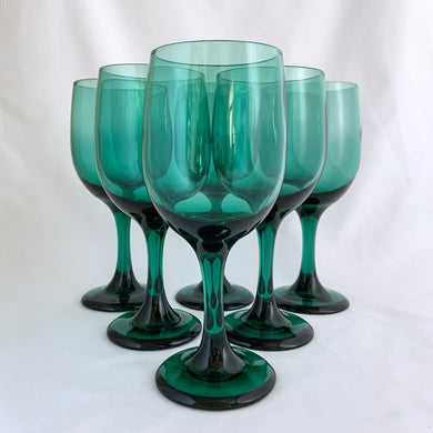 Set of eight vintage Premiere dark green water goblets or wine glasses. Crafted by Libbey Glass, USA, 1997 - 1998. The colour is absolutely fabulous and reminiscent of the deep dark delicious forest.

In excellent condition, no chips.

Measures 2 3/4 x 7 1/4 inches

Capacity 11 ounces