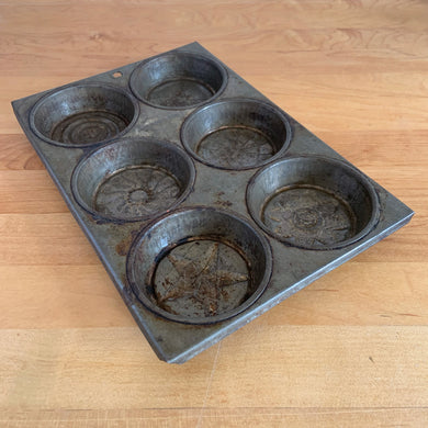 Primitive vintage six section metal baking tin embossed with different designs. A nice decor piece, with great patina, for a mid-century farmhouse, cottage, or country kitchen display.

In vintage condition with age-related wear.

10 1/4 x 7 x 3/4 inches