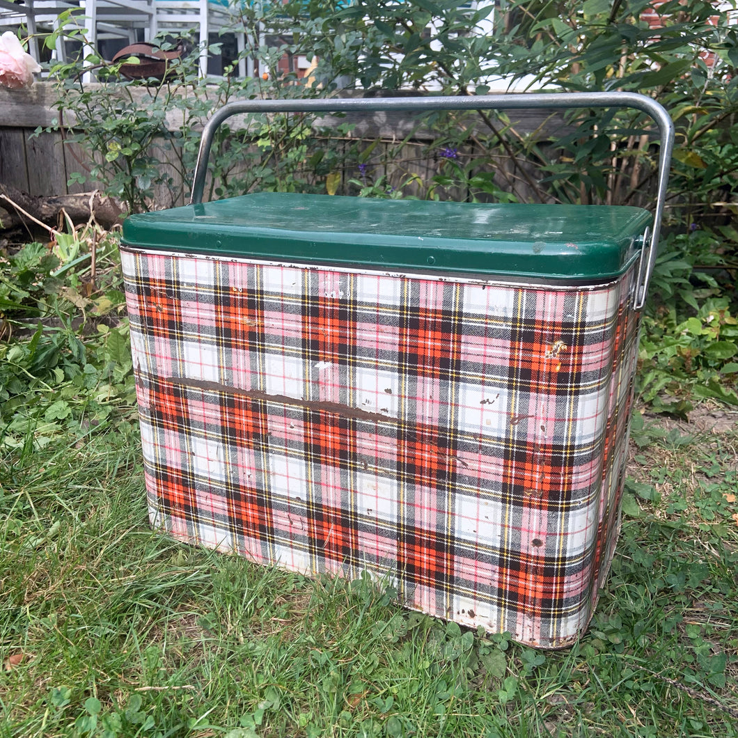 Complete your al fresco dining experience with this fantastic red, white and green plaid metal picnic cooler. There is a handle for ease of carrying and a drain for excess water. Marked on the bottom, GSW Proudly Canadian. Add this awesome nostalgic conversation starter to your family gatherings, romantic adventures or home decor!  In used vintage condition. Please see photos.  Measures 18 x 11 x 13 1/4 inches   
