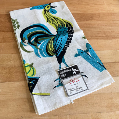 Stunning vintage mid-century era cream coloured linen tea towel featuring a hand printed rooster and farm graphics in shades of blue, green and black. An artful addition to your vintage or contemporary kitchen decor.  This piece is new old stock with original tag. In excellent condition. Made in Hungary.  Measures 17 x 29 inches   