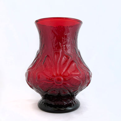 Vintage royal ruby red Rainflower vase. Crafted by Anchor Hocking, USA, 1960s. The vase features a raised floral design and textured surface. Perfect for a small bouquet!  In excellent condition, no chips.  Measures 4 x 5 1/2 inches