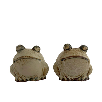 Vintage figural frog stoneware salt and pepper shakers. Crafted in Japan, Giftcraft import, 1970s. Perfect fo the frog collector!

In excellent condition, no chips, cracks or repairs. Original stoppers.

Each shaker measures 2 1/2 x 2 1/4 x 2 inches