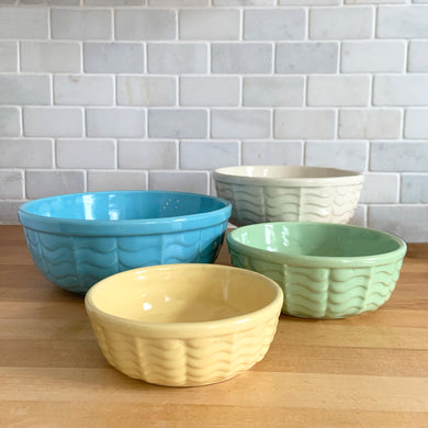 Vintage set of four ceramic 308 mixing bowls, with an exterior pattern of horizontal waves in yellow, mint green, white and robin's egg blue. Crafted by Robinson Ransbottom Pottery Co., USA, 1960s. A beautiful set to add to your kitchen art pottery collection!

In excellent condition, no chips/cracks/repairs, manufacturer's glaze pops. Maker's marks, number 308.