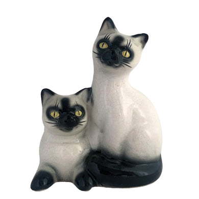Adorable vintage mid-century era Siamese cat ceramic planter. Crafted by Elbro, Japan, 1950s. Perfect for a small houseplant, air plant or repurpose to hold cat treats or accessories.

In excellent condition, no chips/cracks. Maker's mark on the bottom.

Measures 5 1/2 x 5 x 7 inches