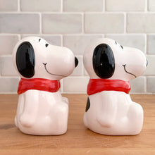 Load image into Gallery viewer, Vintage retro Snoopy character ceramic salt and pepper shakers with plastic stoppers. B&amp;M Inc., Taiwan, 1970s. Add these adorable and highly collectible shakers to your collection!

In excellent vintage condition, no chips/cracks/repairs. Maker&#39;s mark and sticker.

Measures 2 1/4 x 2 3/4 x 3 3/4 inches
