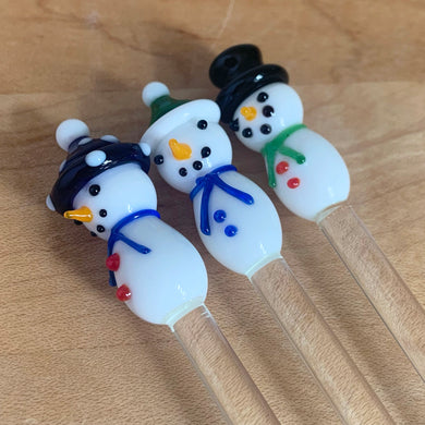 Set of three delightful hand blown snowman topped clear cocktail swizzle sticks. Perfect to brighten your holiday drinks!

In excellent condition.

Measures 7 3/4 inches