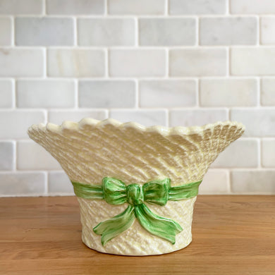 Delightful vintage pale yellow straw hat with green bow ceramic planter pot. Crafted by Falcon Ware, England, 1940s. A charming home for your favourite flowering houseplant or greenery.

In excellent condition, no chips/cracks/repairs.

Measures 7 3/4 x 4 inches