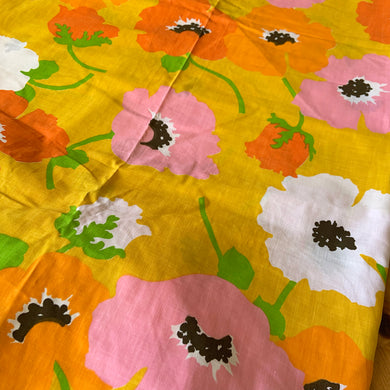 Vintage Tastemaker gold Floral Whimsy double full size poly cotton fitted bed sheet featuring orange, pink, white and green flowers on a gold ground. Crafted by Mohawk, USA, 1973. The vibrant textile is perfect for adding flower power to your bed linens or repurpose for crafting and dressmaking.

In excellent like-new condition, no stains/tears.

Fits double/full mattress