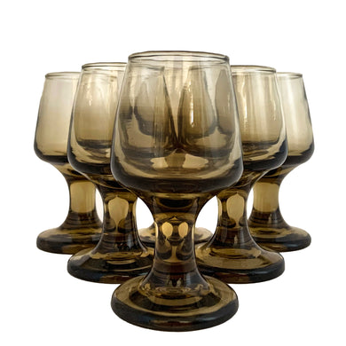 This set of six vintage Tawny Accent cordial or liqueur glasses features a smokey mocha brown colour. Expertly crafted by Libbey Glass in the 1970s. Makes the perfect addition to any retro barware collection.

In excellent condition, no chips.

Measures 1 3/4 x 3 1/4 inches