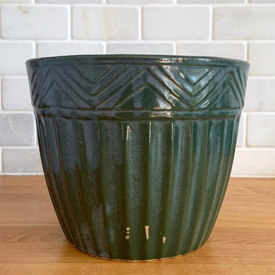 Vintage teal blue drip glaze ceramic jardiniere planter featuring ribbed body with chevron band at the rim. Crafted by Robinson Ransbottom Pottery Co., 1960s. A beautiful piece to add to your art pottery collection!

In vintage condition, no chips/cracks/repairs. There are scrapes to the finish, but they may have occurred during the manufacturing process, see photos. Maker's marks.

Measures 7 1/4 x 5 3/4 inches