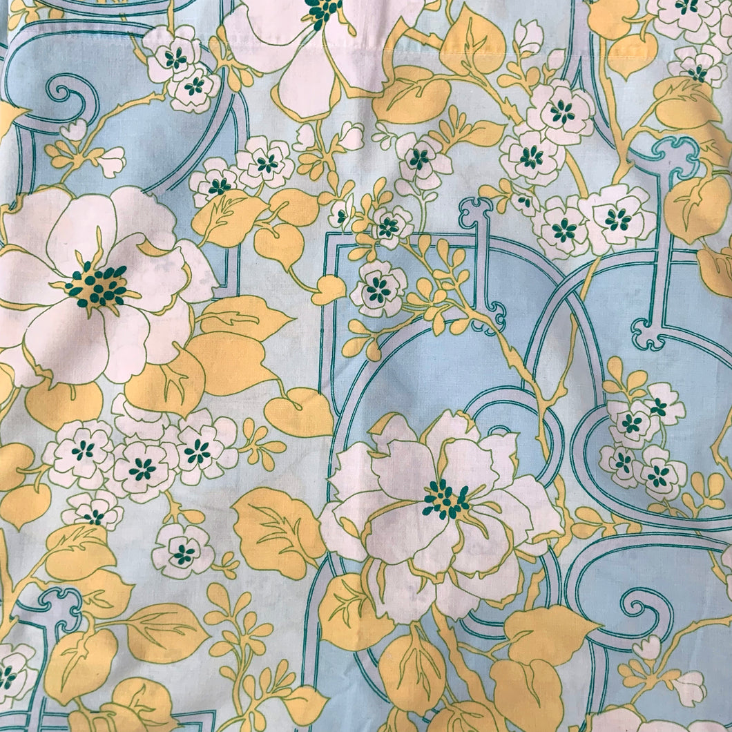 Vintage Texmade Terrace twin size flat sheet has an Art Nouveau themed pattern of aqua with yellow flowers. Crafted by Dominion Textiles, 1971. This intricate print brings so much fun and energy to your bedroom, or repurpose for crafting.

In great vintage condition, free from tears/stains. Colours are vibrant.

Measures 78 x 90 inches | 198 x 228 centimetres