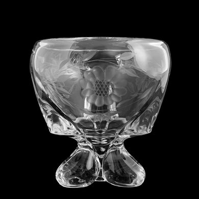 Vintage mid-century era Epic Line clear Three Foils Candy Box cut with WJ Hughes Corn Flower pattern. Crafted by Viking Glass Company circa 1950s. A fabulous piece atomic of art glass to hold your favourite treats.

In excellent condition, no chips.

Measures 5 3/4 x 5 3/4 inches