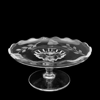 Vintage WJ Hughes three petal Corn Flower pedestal cake plate cut on a clear Viking Glass Princess blank, 1950s. An elegant way to display petit fours, candies or even business cards.

In excellent condition, no chips.

Measures 5 3/8 x 2 1/2 inches