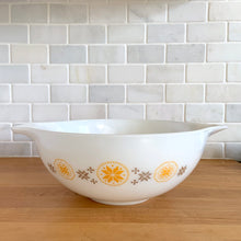 Load image into Gallery viewer, Vintage Town and Country 444 Cinderella mixing bowl featuring a rustic star quilt pattern in brown and orange. Crafted by PYREX, USA, 1963 - 1964. A true kitchen classic!

In excellent vintage condition, no chips and shiny.

Measures 13 x 4 1/2 inches

Capacity 4 quarts
