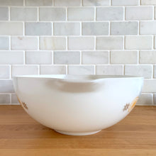 Load image into Gallery viewer, Vintage Town and Country 444 Cinderella mixing bowl featuring a rustic star quilt pattern in brown and orange. Crafted by PYREX, USA, 1963 - 1964. A true kitchen classic!

In excellent vintage condition, no chips and shiny.

Measures 13 x 4 1/2 inches

Capacity 4 quarts
