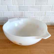 Load image into Gallery viewer, Vintage Town and Country 444 Cinderella mixing bowl featuring a rustic star quilt pattern in brown and orange. Crafted by PYREX, USA, 1963 - 1964. A true kitchen classic!

In excellent vintage condition, no chips and shiny.

Measures 13 x 4 1/2 inches

Capacity 4 quarts
