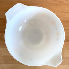 Load image into Gallery viewer, Vintage Town and Country 444 Cinderella mixing bowl featuring a rustic star quilt pattern in brown and orange. Crafted by PYREX, USA, 1963 - 1964. A true kitchen classic!

In excellent vintage condition, no chips and shiny.

Measures 13 x 4 1/2 inches

Capacity 4 quarts
