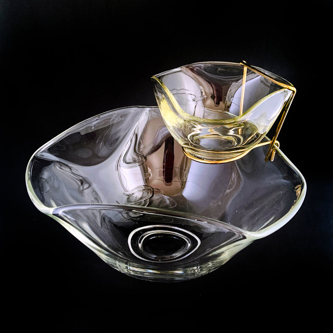 Classic vintage  chip and dip set in clear glass, triangular shape with round corners with metal hanger. Produced by the Indiana Glass Company, USA, circa 1970s. Perfect for your next party, movie night, game night or get-together. There is no obvious wear on the glass of either bowl.   Excellent over condition, no chips or cracks.