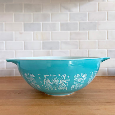 Vintage turquoise Butterprint 444 Cinderella mixing bowl. Crafted by PYREX, USA, 1957 - 1968. A true kitchen classic!

In very good vintage condition, scratches to the exterior, but otherwise no chips and shiny. Doesn't appear to have been used as there are no utensil marks on the interior.

Measures 13 x 4 1/2 inches

Capacity 4 quarts