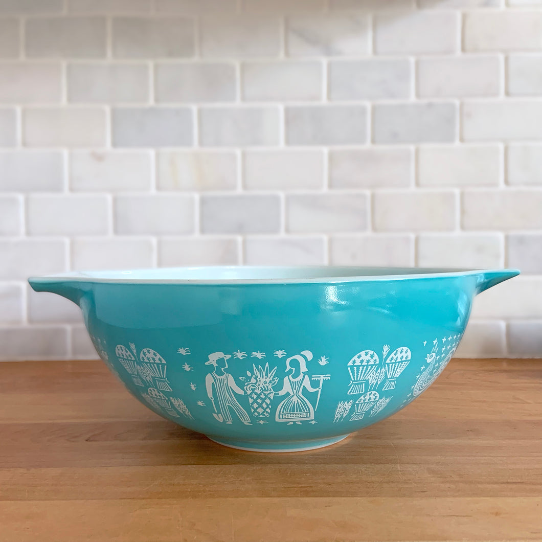 Vintage turquoise Butterprint 444 Cinderella mixing bowl. Crafted by PYREX, USA, 1957 - 1968. A true kitchen classic!

In very good vintage condition, scratches to the exterior, but otherwise no chips and shiny. Doesn't appear to have been used as there are no utensil marks on the interior.

Measures 13 x 4 1/2 inches

Capacity 4 quarts