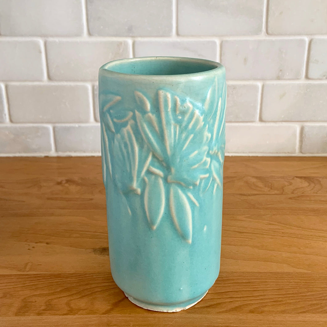 Vintage Art Deco matte turquoise Butterfly Line cylinder vase. Crafted by Nelson McCoy Pottery, 1940s. This rare piece is must for any art pottery collector! A lovely way to enhance your home's decor or give as a gift!

In excellent vintage condition, no chips/cracks/repairs. Typical age-related crazing, manufacturer's glaze pops. Maker's marks.

Measures 3 x 6 inches