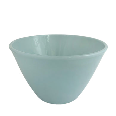 Vintage Fire-King Ware turquoise blue 7 Inch, 2 quart splash proof mixing bowl. Crafted by Anchor Hocking, USA, 1956 - 1958. The perfect touch of colour for your mixing bowl collection. Add vintage charm to your kitchen decor!  Excellent condition, no chips and appears unused.  Measures 7 5/8 x 4 5/8 inches, 2 quarts