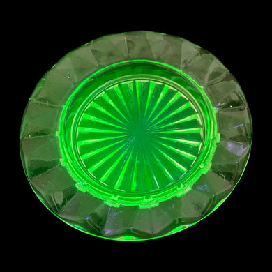 Vintage Depression era uranium glass ashtray or coaster. Crafted by Federal Glass, USA, 1920s. Glows under black light.

In vintage condition with a smooth chip on the interior rim.

Measures 4 x 3/4 inches