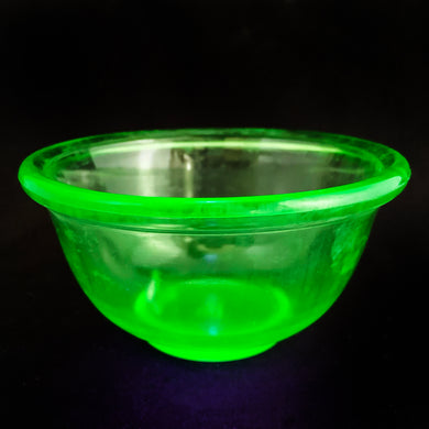 A sweet antique vintage depression era uranium glass bowl with a rolled rim. Crafted by Hazel-Atlas Glass, USA, circa 1920s. This stunning piece of glass glow brilliantly under black light. This piece is the perfect way to start or add to your collection!