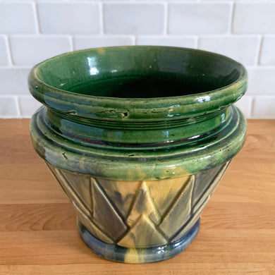 Rare vintage Art Deco blended gloss glazed V jardiniere planter pot, features an overlapping pointed leaf or sunburst pattern on green, blue and yellow blend of glazes. Crafted by McCoy Pottery, USA, 1920s. This rare piece is highly sought after and a must-have for any McCoy collector or container garden lover!

In excellent vintage condition, no chips/cracks/repairs, age-related crazing, manufacturer's glaze pops, minor hard water marks. Unmarked.

Measures 7 1/4 x 6 1/2 inches
