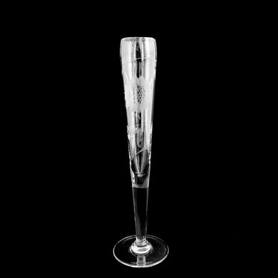 Vintage WJ Hughes Corn Flower clear glass footed bud vase, cut with one 12-petalled corn flower and leaf spray. Glass blank by Cambridge Glass. 1960s. Create a sweet floral arrangement with this lovely vessel!

In excellent condition, free from chips or cracks.

Measures 2 1/2 (at foot), 1 1/2 (at rim) x 9 5/8 inches tall