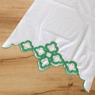 A pair of vintage white cotton pillowcases, featuring a beautiful hand crafted crochet scalloped edge in green and white. A gorgeous addition to your bed linens! In excellent condition, free from tears or stains. Measures 35 x 20 1/2 inches