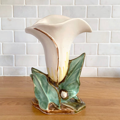 Rare vintage mid-century white lily bud vase. Crafted by McCoy Pottery, USA, 1950s. This special piece is must for any art pottery collector!

In excellent condition, no chips/cracks/repairs. Maker's mark.

Measures 5 1/2 x 4 x 8 inches