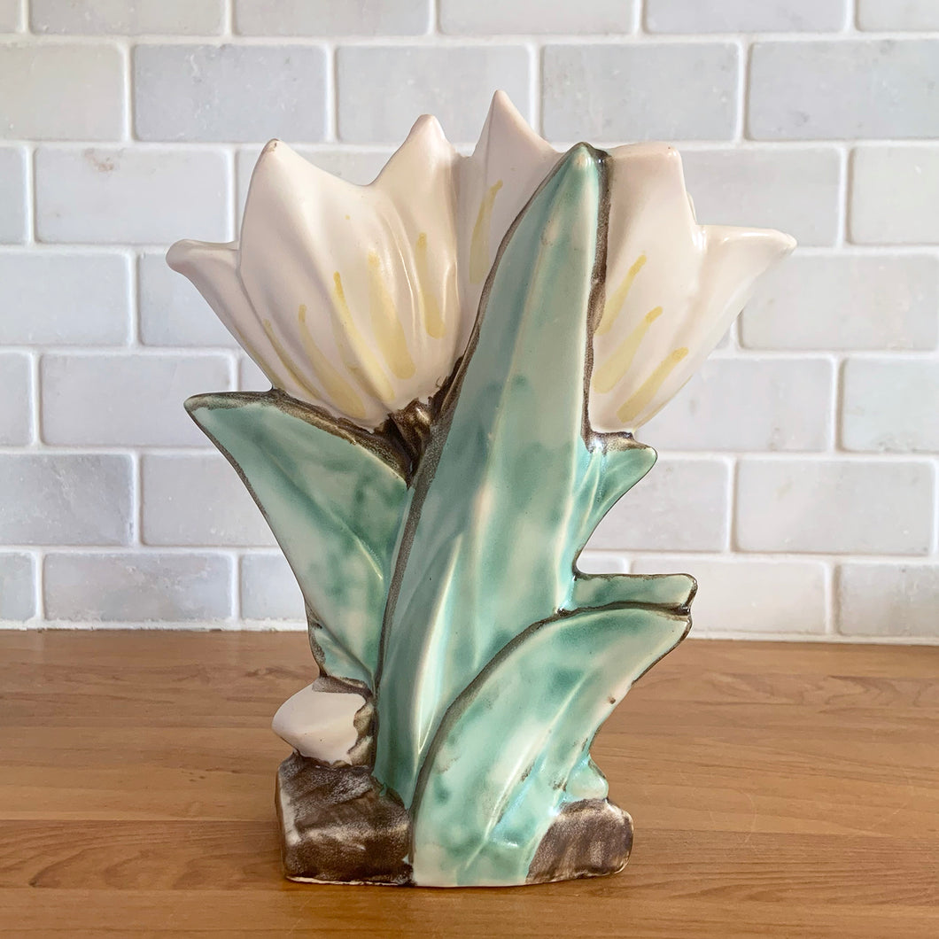Rare vintage mid-century matte white double tulip vase. Crafted by McCoy Pottery, USA, 1948. This special piece is must for any art pottery collector!

In as found condition, with chip to leaf, no cracks/repairs. Maker's mark.

Measures 7 x 3 5/8 x 8 inches