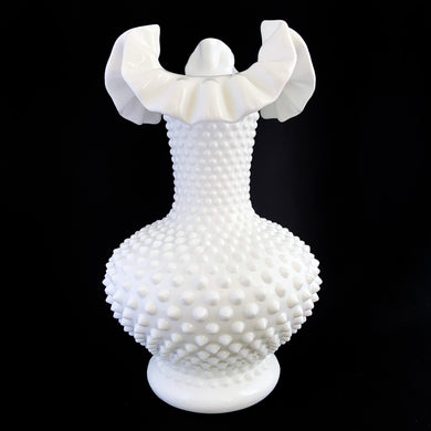 Classic and timeless, this vintage white milk glass Hobnail double crimped vase is sure to make a statement! Crafted by Fenton Art Glass, USA, 1948-1970. This hard-to-find vessel will be an eye-catching addition to any home!

In excellent condition, no chips.

Measures 5 3/4 x 10 1/2 inches