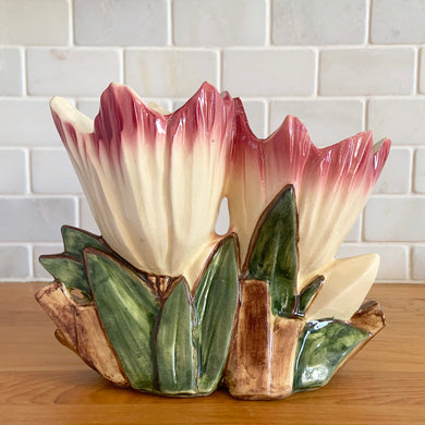 Rare vintage mid-century gloss white and dark pink lower double tulip vase. Crafted by McCoy Pottery, USA, 1953. This special piece is must for any art pottery collector!

In excellent condition, no chips/cracks/repairs. Maker's mark.

Measures 8 1/4 x 3 3/8 x 6 1/2 inches