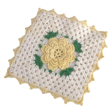 Vintage hand crocheted white potholder inset with three dimensional yellow flower with green accents and yellow scalloped border. Perfect for a farmhouse or cottage style kitchen.

In excellent vintage condition, no tears or stains.

Measures 6 x 6 inches