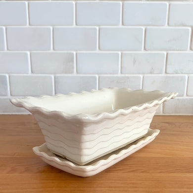 Vintage white rectangular ceramic planter with an exterior pattern of horizontal waves. Crafted by Robinson Ransbottom Pottery Co., USA, 1950s. Use this sweet piece of art pottery to house your favourite succulents or houseplants.

In good vintage condition, no chips/cracks/repairs. Minor glaze loss at one corner. Maker's marks.

Measures 8 x 5 x 3 inches