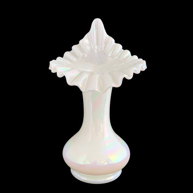 Vintage white opalescent Jack-in-the-Pulpit hand blown iridescent glass vase. Crafted by Fenton Art Glass, USA, pre-1970s. A gorgeous way to start or add to your art glass collection!

In excellent condition, no chips.

Measures 5 1/2 x 9 1/4 inches