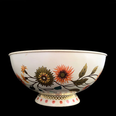 Vintage Wildwood footed metal bowl, shape 64/CD18 features a lovely patten of florals in tea, orange, brown and gold on a cream ground. Crafted by Baret Ware Bowls, England, 1960s. A lovely decorative to use as a catchall, fruit display or decor.

In vintage condition with patina and wear commensurate with age, minor rust under the rolled rim.

Measures 7 1/4 x 3 3/8 inches